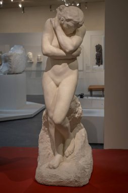 Paris, Fransa - 12 14 2024 Bourdelle Müzesi. Auguste Rodin 'in yonttuğu Kireç Taşı Arifesi