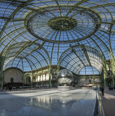 Paris, Fransa - 12 26 26 2024: Le Grand Palais des Glaces: Büyük geçici Noel buz pateni pistinin panoramik manzarası, büyük disko topu ve ana sahanın cam çatısı