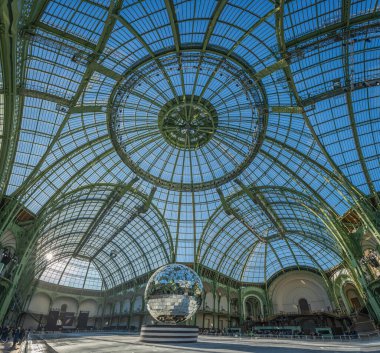 Paris, Fransa - 12 26 26 2024: Le Grand Palais des Glaces: Büyük geçici Noel buz pateni pistinin panoramik manzarası, büyük disko topu ve ana sahanın cam çatısı
