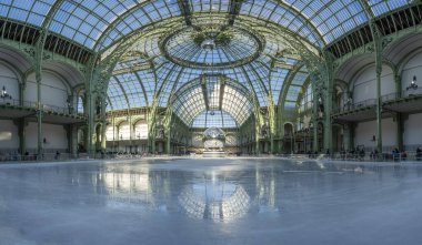 Paris, Fransa - 12 26 26 2024: Le Grand Palais des Glaces: Büyük geçici Noel buz pateni pistinin panoramik manzarası, büyük disko topu ve ana sahanın cam çatısı