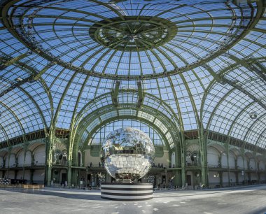 Paris, Fransa - 12 26 26 2024: Le Grand Palais des Glaces: Büyük geçici Noel buz pateni pistinin panoramik manzarası, büyük disko topu ve ana sahanın cam çatısı