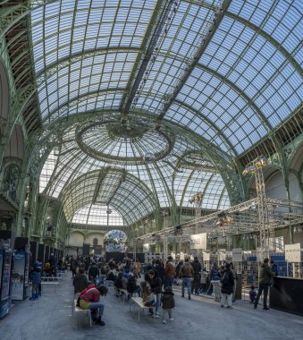 Paris, Fransa - 12 26 26 2024: Le Grand Palais des Glaces: Patenciler, büyük disko topu ve ana navin cam çatısı ile büyük geçici Noel buz pateni pistinin panoramik manzarası