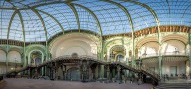 Paris, Fransa - 12: 26 2024: Le Grand Palais: Binanın içi ve ana merdiven manzarası panoramik