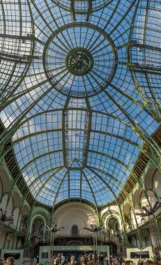 Paris, Fransa - 12 26 26 2024: Le Grand Palais des Glaces: Patenciler, büyük disko topu ve ana navin cam çatısı ile büyük geçici Noel buz pateni pistinin panoramik manzarası