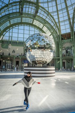 Paris, Fransa - 12 26 26 2024: Le Grand Palais des Glaces: Büyük geçici Noel buz pateni pistinin içindeki buz patencilerinin manzarası