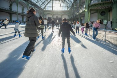 Paris, Fransa - 12 26 26 2024: Le Grand Palais des Glaces: Büyük geçici Noel buz pateni pistinin içindeki buz patencilerinin manzarası