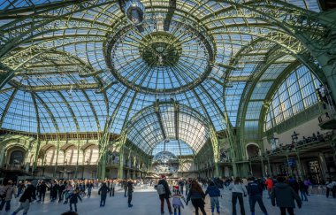 Paris, Fransa - 12 26 26 2024: Le Grand Palais des Glaces: Büyük geçici Noel buz pateni pistinin içindeki buz patencilerinin manzarası