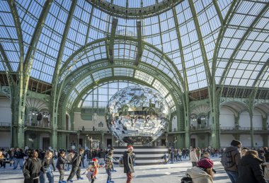 Paris, Fransa - 12 26 26 2024: Le Grand Palais des Glaces: Büyük geçici Noel buz pateni pistinin içindeki buz patencilerinin manzarası