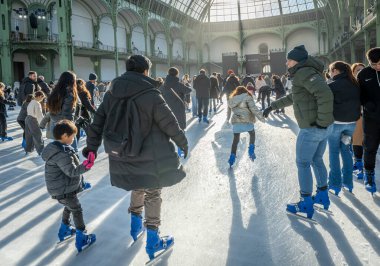 Paris, Fransa - 12 26 26 2024: Le Grand Palais des Glaces: Büyük geçici Noel buz pateni pistinin içindeki buz patencilerinin manzarası