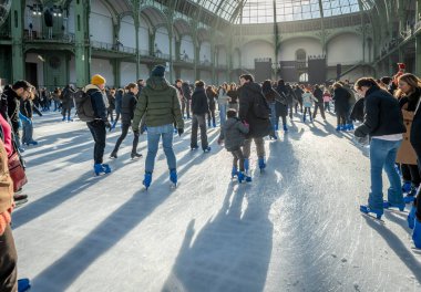 Paris, Fransa - 12 26 26 2024: Le Grand Palais des Glaces: Büyük geçici Noel buz pateni pistinin içindeki buz patencilerinin manzarası