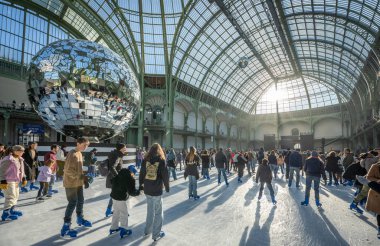 Paris, Fransa - 12 26 26 2024: Le Grand Palais des Glaces: Büyük geçici Noel buz pateni pistinin içindeki buz patencilerinin manzarası