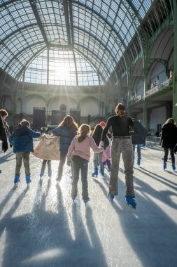 Paris, Fransa - 12 26 26 2024: Le Grand Palais des Glaces: Büyük geçici Noel buz pateni pistinin içindeki buz patencilerinin manzarası