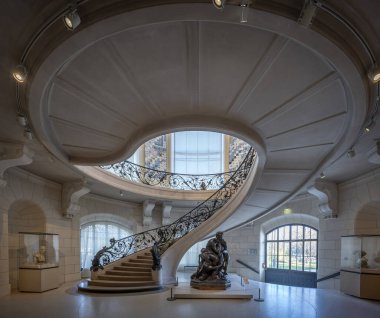 Paris, Fransa - 12: 26 2024: Paris Güzel Sanatlar Müzesi. Le Petit Palais 'in içinde bir merdiven ve dekorasyon manzarası