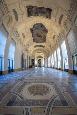 Paris, Fransa - 12 26 2024: Le Petit Palais. Dekore edilmiş ve boyanmış tavanı ve zemin mozaiği olan resepsiyon alanı manzarası