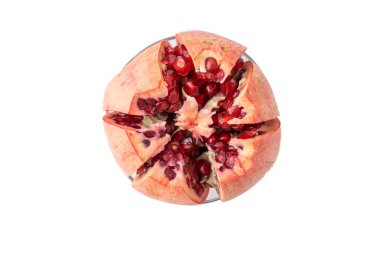 Beyaz zemin üzerinde kırmızı bir nar kesimini kapat