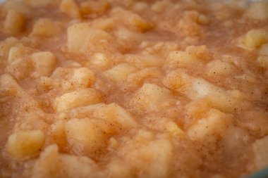 Durgun hayat. Elma ve armut karışımını cam bir kaba koy.