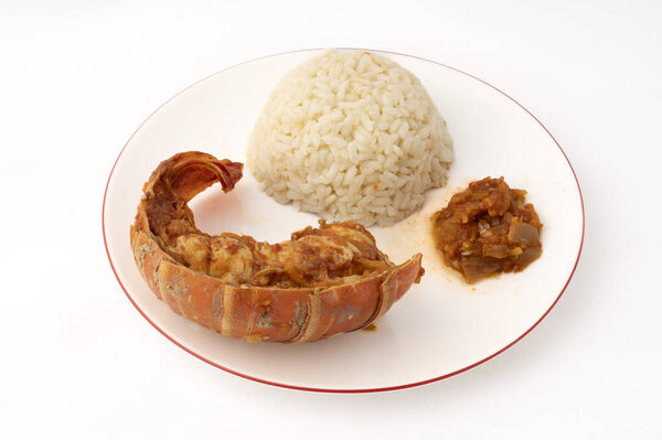 Натюрморт Крупным пластинкой американского лобстера с рисом на белом фоне