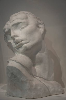 Paris, Fransa - 12 14 2024 Bourdelle Müzesi. Alçı Kafa Heykel Şehvet Auguste Rodin tarafından yontuldu