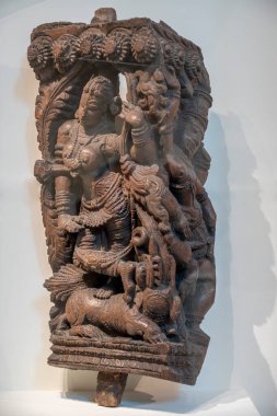 Paris, Fransa - 12 14 2024 Bourdelle Müzesi. Hint Mimarisinin Tahta Parçası Anonim tarafından yontulmuş heykel