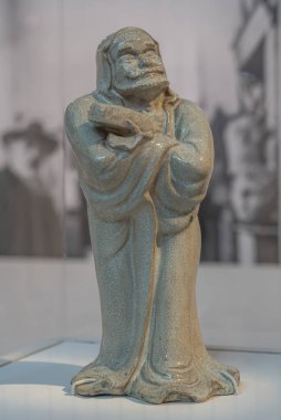 Paris, Fransa - 12 14 2024 Bourdelle Müzesi. Japon Kum Taşı heykeli Daruma ile Anonymous 'un yaptığı ayakkabı heykeli