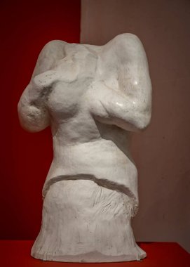 Paris, Fransa - 12 14 2024 Bourdelle Müzesi. Auguste Rodin tarafından oyulmuş bir kadın gövdesinin alçı heykeli