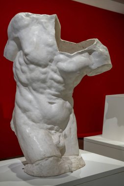 Paris, Fransa - 12 14 2024 Bourdelle Müzesi. Bir adamın gövdesinin alçı heykeli Auguste Rodin tarafından oyulmuş Gölge