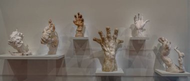 Paris, Fransa - 12 14 2024 Bourdelle Müzesi. Antoine Bourdelle ve Auguste Rodin tarafından oyulmuş El ve Savaşçıların alçı heykelleri