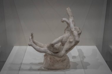 Paris, Fransa - 12 14 2024 Bourdelle Müzesi. Alçı heykel Düşme Hareketi, Kıvrık Kadın Çıplak ve Diz Çöken Adam Auguste Rodin