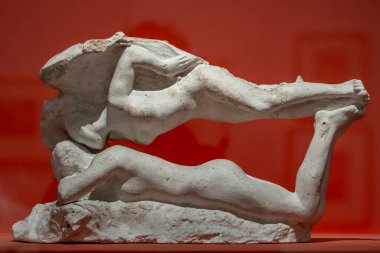 Paris, Fransa - 12 14 2024 Bourdelle Müzesi. Alçı heykel Melek Öpücüğü Auguste Rodin tarafından yapıldı.