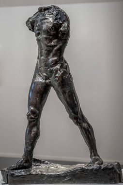 Paris, Fransa - 12 14 2024 Bourdelle Müzesi. Bronz heykel Yürüyen Adam Auguste Rodin tarafından yontuldu