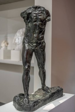 Paris, Fransa - 12 14 2024 Bourdelle Müzesi. Bronz heykel Yürüyen Adam Auguste Rodin tarafından yontuldu