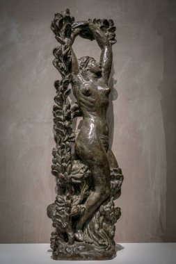 Paris, Fransa - 12 14 2024 Bourdelle Müzesi. Bronz heykel Daphne, Antoine Bourdelle 'in Laurier heykeli olur.