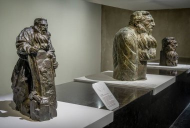 Paris, Fransa - 12 14 2024 Bourdelle Müzesi. Çalışan bir heykeltraşın bronz heykel portresi, Antoine Bourdelle tarafından yapılmış Auguste Rodin.