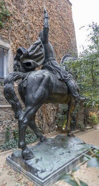 Paris, Fransa - 12 14 2024 Bourdelle Müzesi. Heykeltraş General Alvear 'ın sonbaharda kapalı bahçede yaptığı anıtsal bronz heykel görüntüsü.
