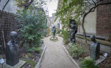 Paris, Fransa - 12 14 2024 Bourdelle Müzesi. Bronz heykellerin manzarası, sokak ve sonbaharda kapalı bahçedeki dekorasyonlar.