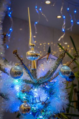 Noel topları ve çelenklerle süslenmiş bir Noel ağacının ayrıntıları