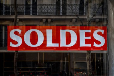 Paris, Fransa - 0111 2025: Satış sırasında bir ayakkabı mağazasının vitrininde kırmızı ve beyaz bir tabela