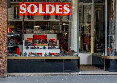 Paris, Fransa - 01 11 2025: Satış sırasında bir ayakkabı mağazası penceresi.