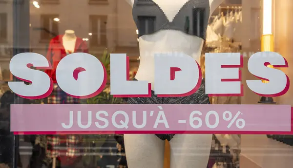 Paris, Fransa - 0111 2025: Satış sırasında iç çamaşırı mağazasının vitrininde beyaz bir satış tabelası