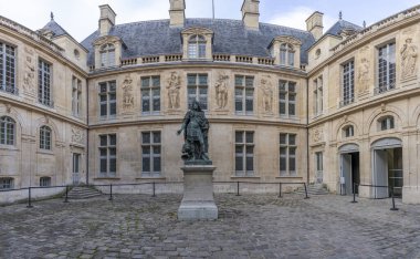 Paris Fransa - 01 11 2025: 14. Louis heykelinin Carnavalet Müzesi 'nin asfaltlı avlusundaki görüntüsü