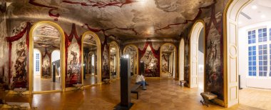 Paris, Fransa - 01 11 2025: Carnavalet Müzesi. Wendel Oteli 'nin balo salonunun dekoruna bakın, gümüş kontrplak panellerde parlıyor.