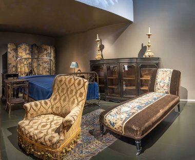 Paris, Fransa - 01 11 2025: Carnavalet Müzesi. Marcel Proust 'un yatağı, komodin, lamba tabanı, şamdan, kitaplık, kanepe, kanepe ve koltuk.