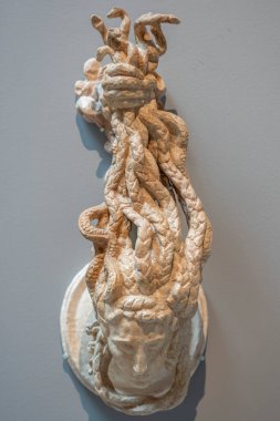 Paris, Fransa - 12 14 2024 Bourdelle Müzesi. Alçı heykel Kapı tokmağı, Medusa heykeli Antoine Bourdelle