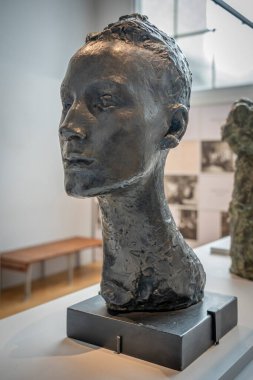 Paris, Fransa - 12 14 2024 Bourdelle Müzesi. Germaine Richier tarafından yapılan bronz heykel La Regodias