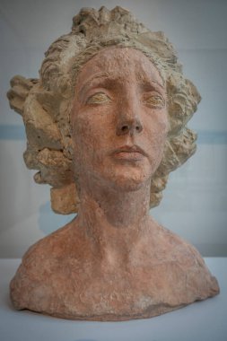 Paris Fransa - 12 14 2024: Bourdelle Müzesi. Polikrom alçı heykel Şilili Kadın, Henriette Petit Otto Banninger tarafından yapıldı