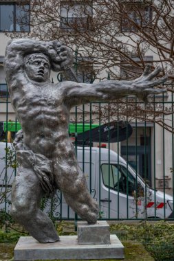 Paris, Fransa - 12 14 2024 Bourdelle Müzesi. Sonbaharda kapalı bahçede anıtsal bronz asker heykeli