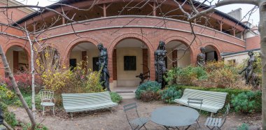 Paris, Fransa - 12 14 2024 Bourdelle Müzesi. Sonbaharda ev bahçesinde anıtsal bronz heykeller, kırmızı tuğla binalar ve dekorasyonlar görülüyor.