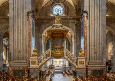 Paris, Fransa - 12: 14 2024 Saint-Sulpice Kilisesi. Yan merdivenler tarafından desteklenen meşe ve mermer kürsünün ayrıntılarını göster