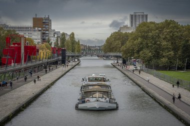 Paris, Fransa - 10: 20 2024 La Villette Parkı. Flander Köprüsü 'nden yelkenliyle Saint-Denis Kanalı' nın manzarası.