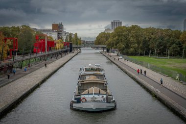 Paris, Fransa - 10: 20 2024 La Villette Parkı. Flander Köprüsü 'nden yelkenliyle Saint-Denis Kanalı' nın manzarası.